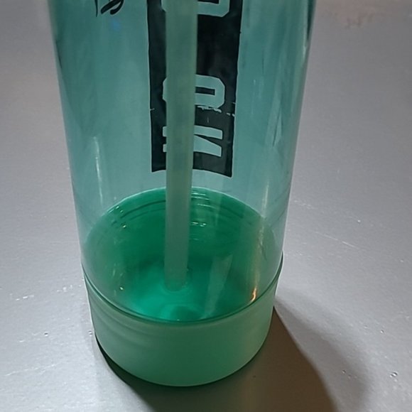 VINTAGE VS PINK NO CHILL 24OZ WATER BOTTLE - Picture 11 of 16